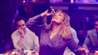 La faceta desconocida de Demet Evgar, protagonista de Renacer: ¡además de actriz, es cantante!