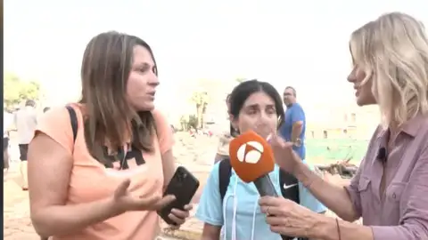 Vecinos de La Eliana, Valencia, hablando con Susanna Griso Vecinos de La Eliana, Valencia, hablando con Susanna Griso