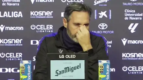 Vicente Moreno se derrumba en plena rueda de prensa Vicente Moreno se derrumba en plena rueda de prensa