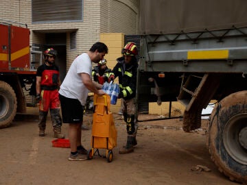 Efectivos de la UME reparten agua a los vecinos de Paiporta