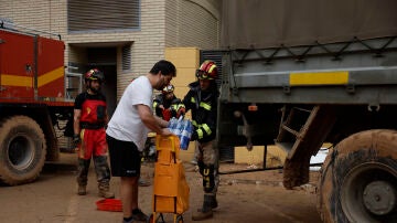 Efectivos de la UME reparten agua a los vecinos de Paiporta