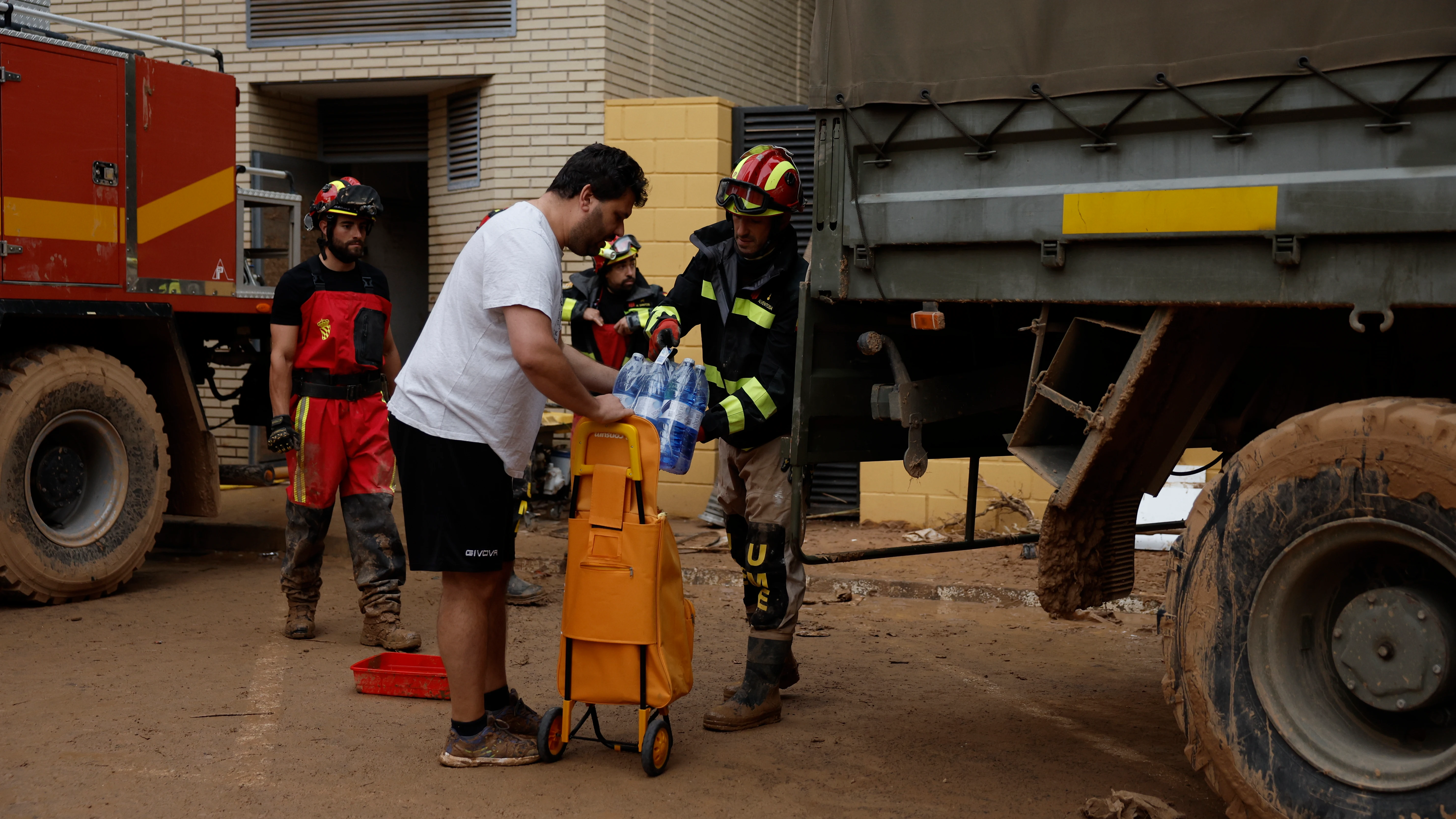 Efectivos de la UME reparten agua a los vecinos de Paiporta Efectivos de la UME reparten agua a los vecinos de Paiporta