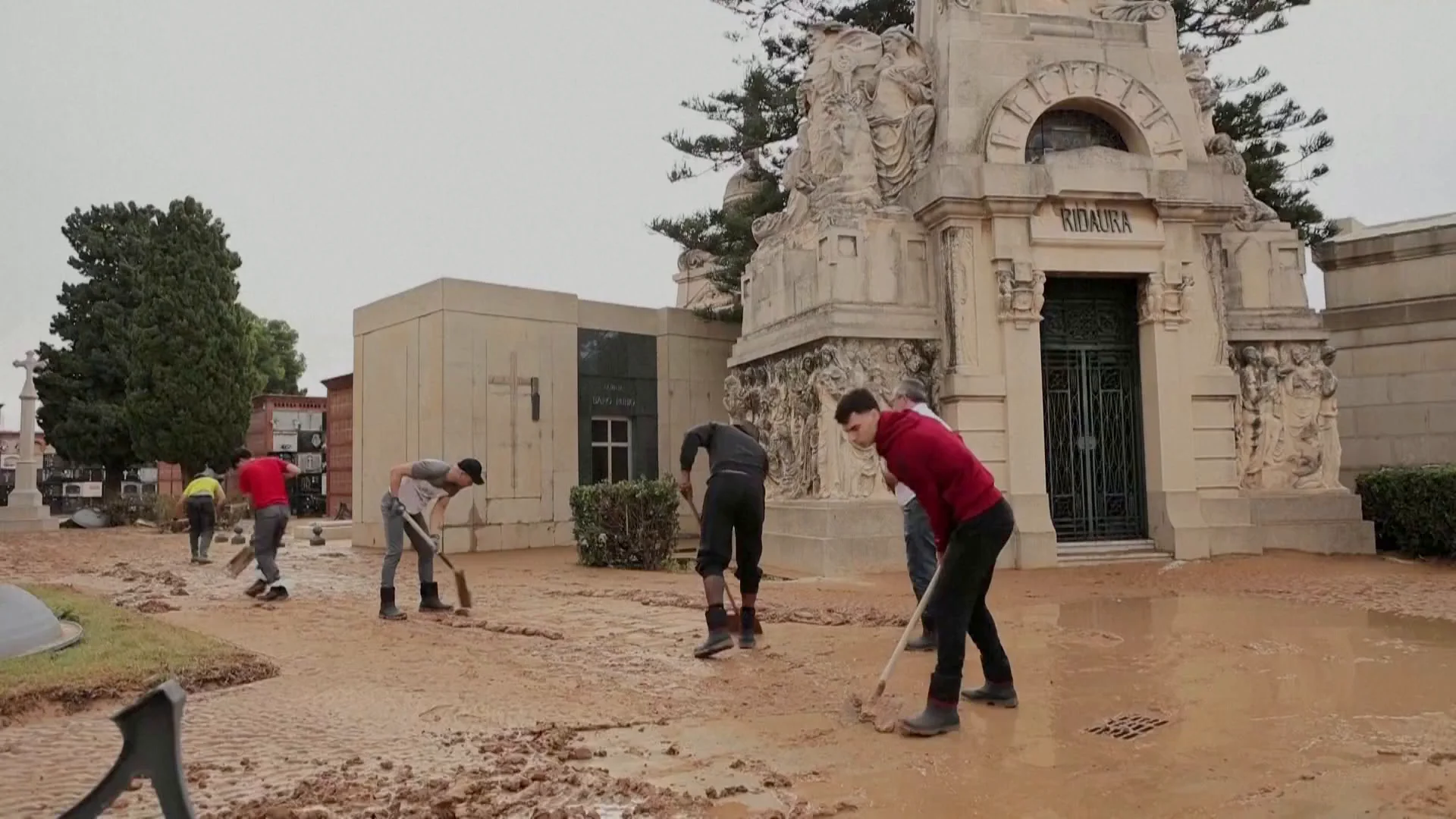 Destrozos en el cementerio de Alfafar