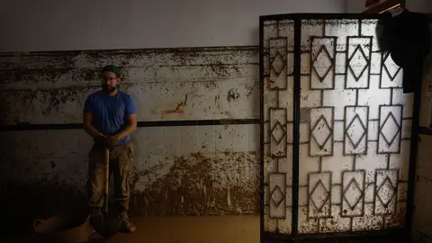 Vecinos de Chiva limpian sus hogares tras la DANA que asolado el sureste español Vecinos de Chiva limpian sus hogares tras la DANA que asolado el sureste español