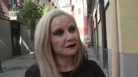 Alaska atendiendo a la prensa Alaska atendiendo a la prensa