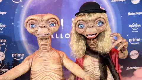 Heidi Klum y su marido, Tom Kaulitz, disfrazados de ET Heidi Klum y su marido, Tom Kaulitz, disfrazados de ET