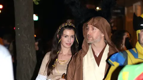 Anne Hathaway y su marido, Adam Shulman, en Nueva York Anne Hathaway y su marido, Adam Shulman, en Nueva York