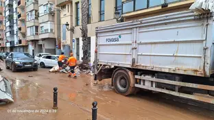 Retiran escombros de una de las zonas afectadas por la DANA en Valencia Retiran escombros de una de las zonas afectadas por la DANA en Valencia