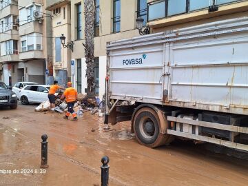 Retiran escombros de una de las zonas afectadas por la DANA en Valencia