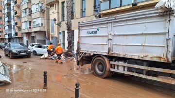 Retiran escombros de una de las zonas afectadas por la DANA en Valencia