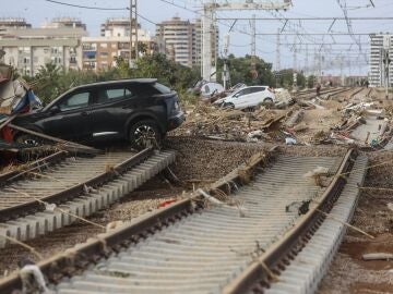 Coches amontonados en las vías del tren en Sedaví, Valencia