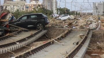 Coches amontonados en las vías del tren en Sedaví, Valencia