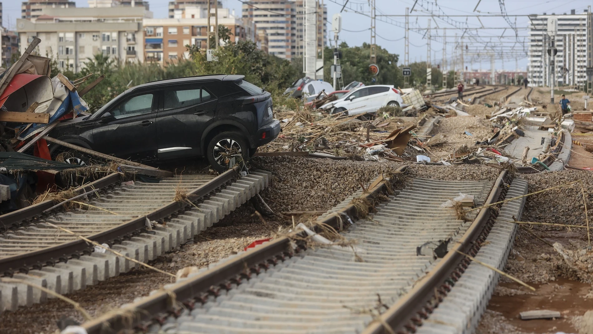 Coches amontonados en las vías del tren en Sedaví, Valencia Coches amontonados en las vías del tren en Sedaví, Valencia