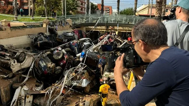 Imagen de un t&uacute;nel entre Alfafar y Benet&uacute;sser con 40 coches destrozados y v&iacute;ctimas mortales en su interior