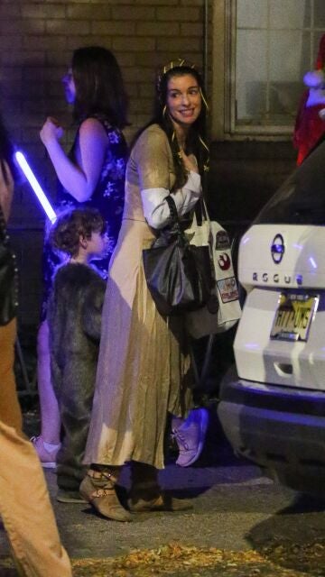 Anne Hathaway y su pequeño Chewbacca