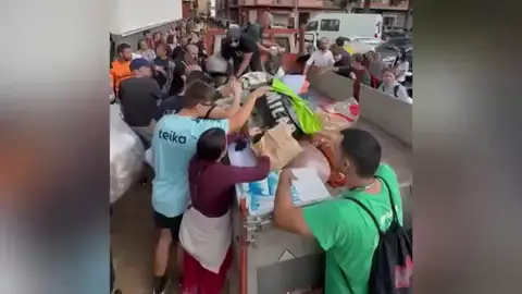 España se vuelca con las víctimas de la DANA: atascos en carreteras y colas para ayudar a los afectados España se vuelca con las víctimas de la DANA: atascos en carreteras y colas para ayudar a los afectados