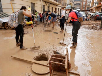 Vecinos y voluntarios colaboran en las labores de limpieza en la localidad de Paiporta