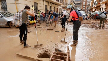 Vecinos y voluntarios colaboran en las labores de limpieza en la localidad de Paiporta