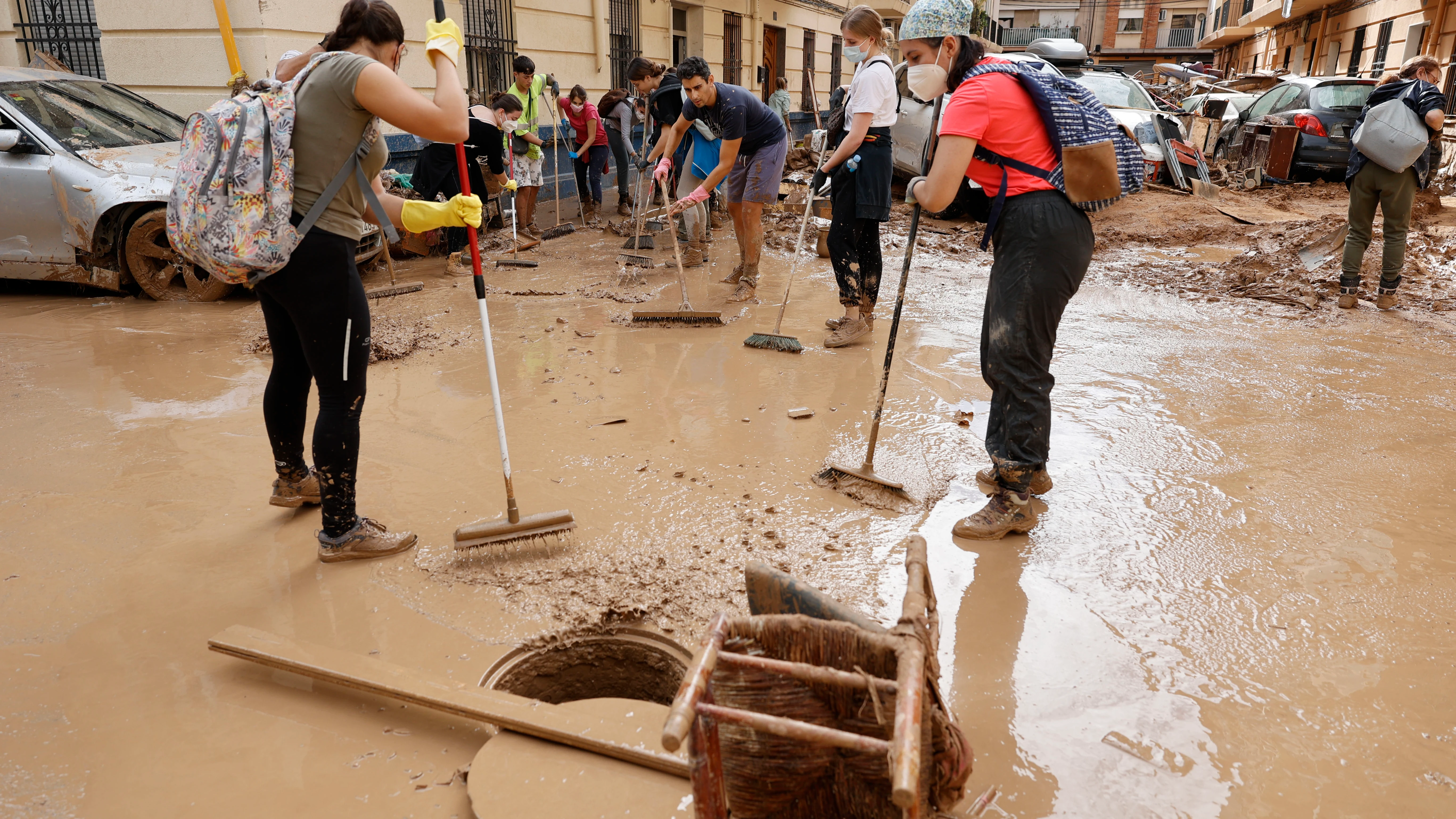 Vecinos y voluntarios colaboran en las labores de limpieza en la localidad de Paiporta Vecinos y voluntarios colaboran en las labores de limpieza en la localidad de Paiporta