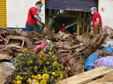 Voluntarios ayudan a retirar escombros en la localidad valenciana de Aldaia este sábado. 