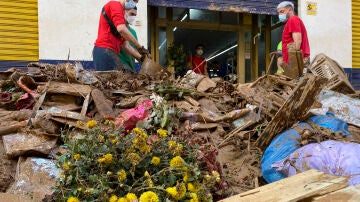 Voluntarios ayudan a retirar escombros en la localidad valenciana de Aldaia este sábado. 