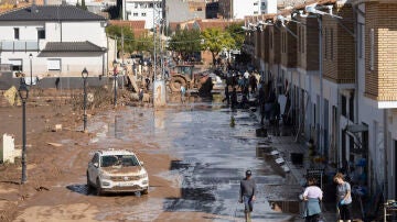 Voluntarios de todas partes de España colaboran en la limpieza de casas y calles de Utiel