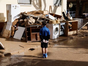 Labores de limpieza en una calle de la localidad de Masanasa