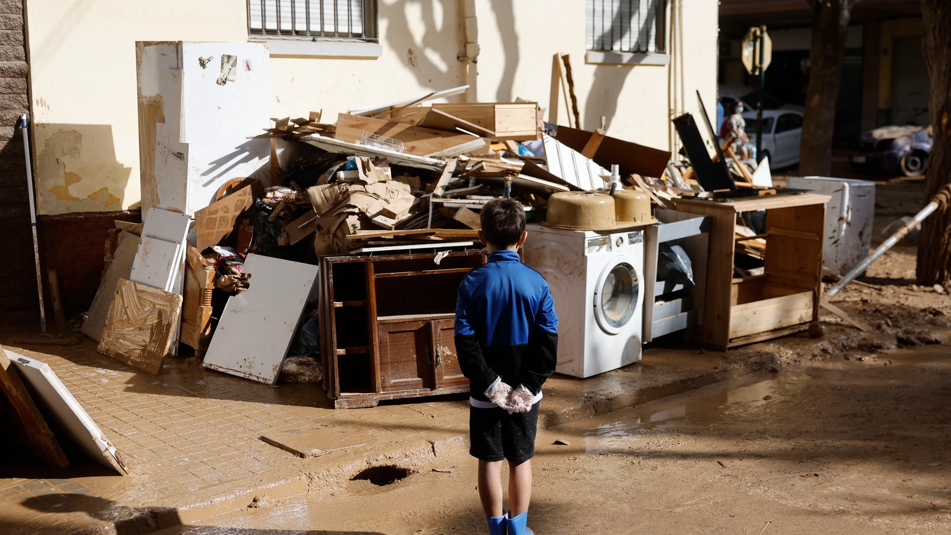 Labores de limpieza en una calle de la localidad de Masanasa Labores de limpieza en una calle de la localidad de Masanasa
