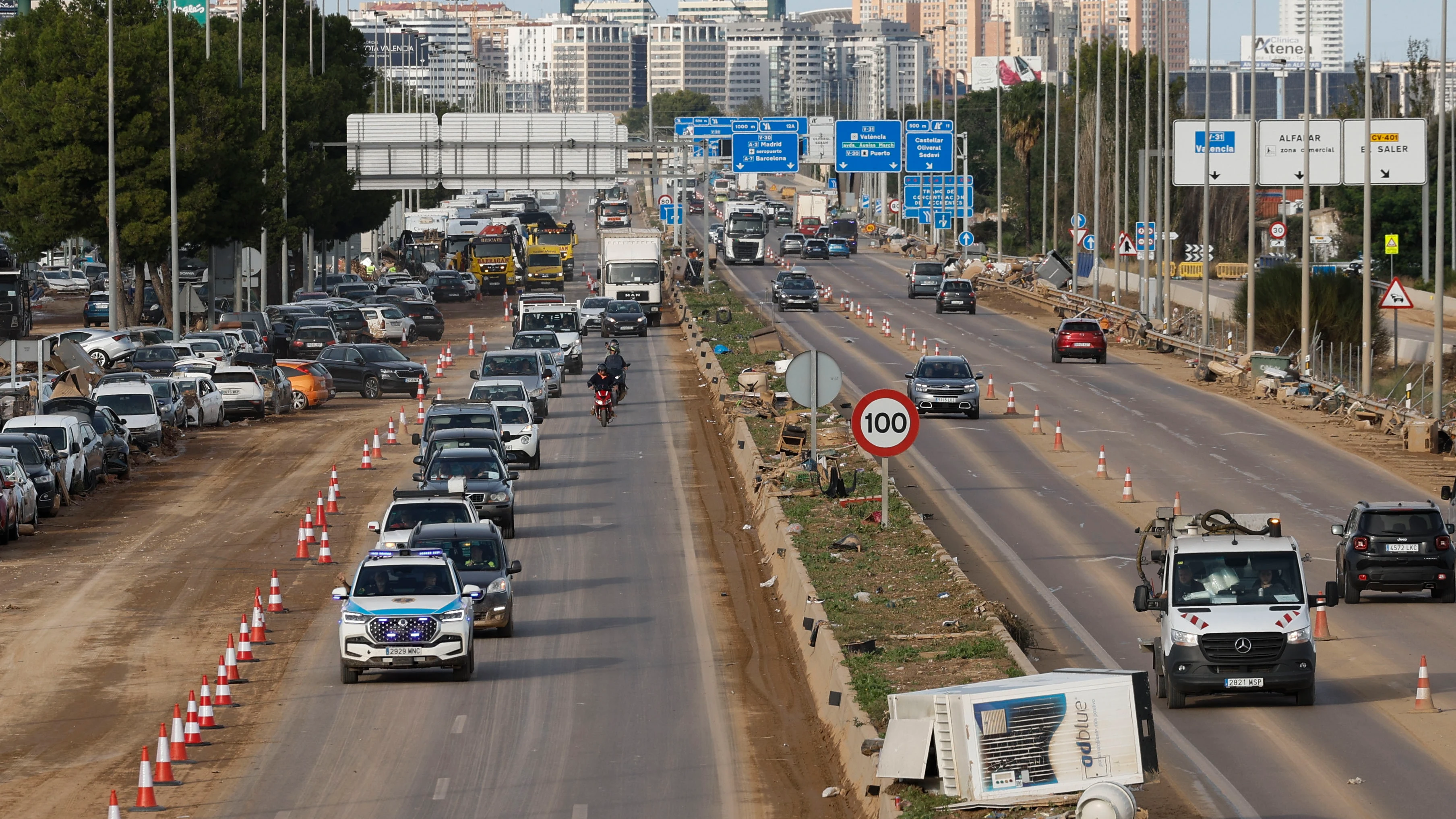 Vista de la V-30 abierta parcialmente al tr&aacute;fico, en Valencia