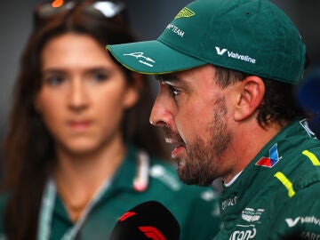 Fernando Alonso habla con la prensa durante el GP de Brasil