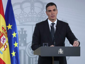 El presidente del Gobierno español, Pedro Sánchez, durante la declaración institucional desde el Palacio de la Moncloa