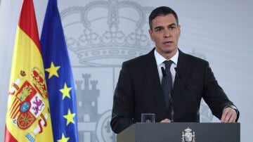 El presidente del Gobierno español, Pedro Sánchez, durante la declaración institucional desde el Palacio de la Moncloa