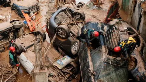 Efectivos de la Guardia Civil buscando entre los escombros Efectivos de la Guardia Civil buscando entre los escombros