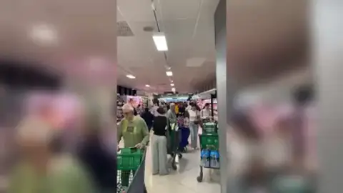 Largas colas en supermercados de Valencia Largas colas en supermercados de Valencia