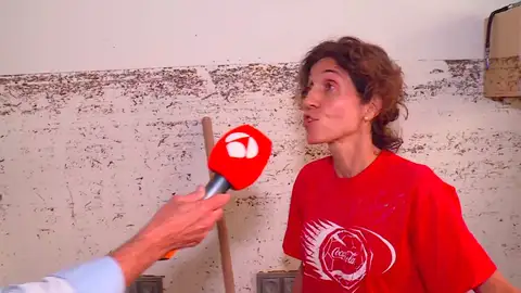 Una vecina de Alfafar enseña su casa en directo Una vecina de Alfafar enseña su casa en directo
