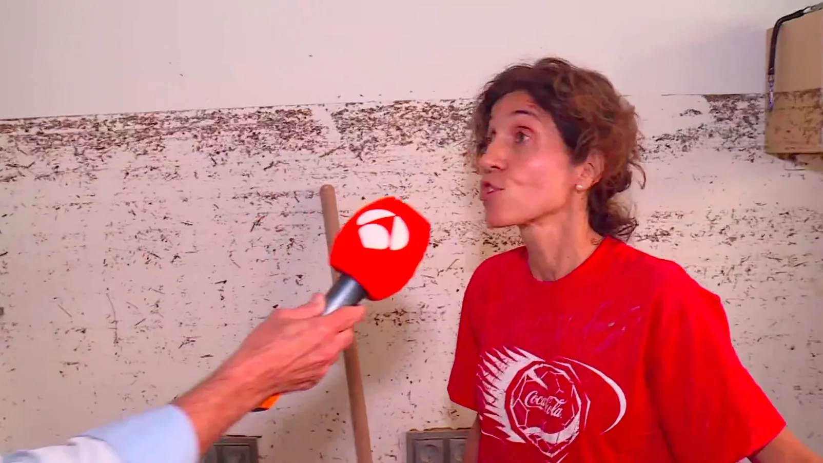 Una vecina de Alfafar enseña su casa en directo Una vecina de Alfafar enseña su casa en directo