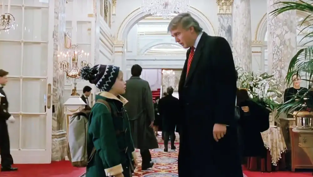 Donald Trump compartiendo escena con Macaulay Culkin en Solo en casa 2 Donald Trump compartiendo escena con Macaulay Culkin en Solo en casa 2