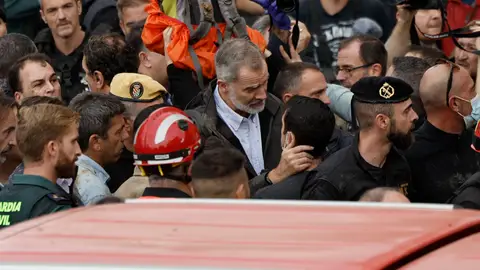 El rey Felipe habla con uno de los vecinos afectados durante su visita a Leitur este domingo. El rey Felipe habla con uno de los vecinos afectados durante su visita a Leitur este domingo.