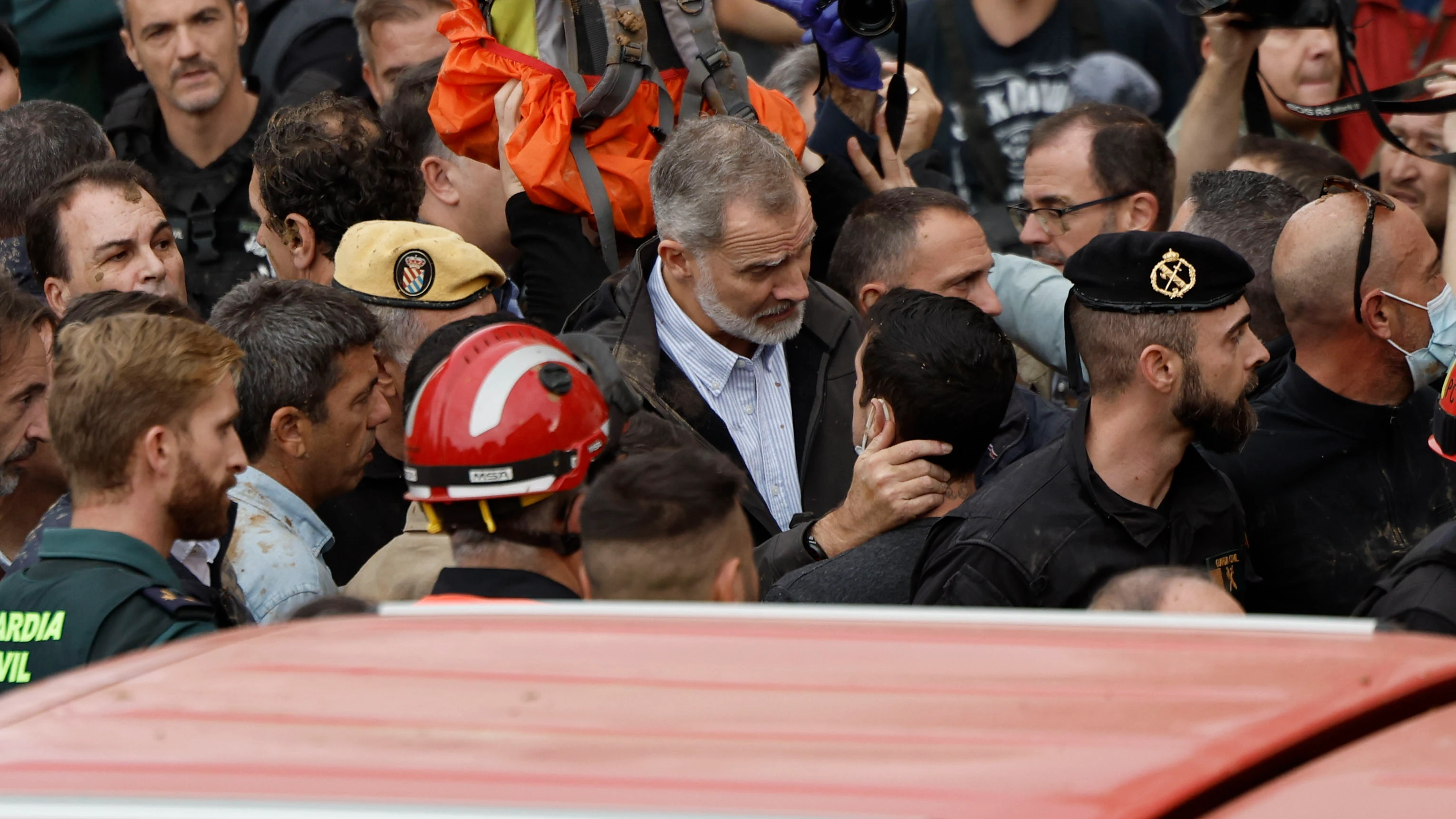 El rey Felipe habla con uno de los vecinos afectados durante su visita a Leitur este domingo. 
