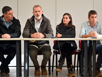 El rey Felipe VI junto a la reina Letizia y los presidentes del Gobierno y de la Generalitat valenciana