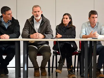 El rey Felipe VI junto a la reina Letizia y los presidentes del Gobierno y de la Generalitat valenciana El rey Felipe VI junto a la reina Letizia y los presidentes del Gobierno y de la Generalitat valenciana