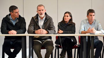 El rey Felipe VI junto a la reina Letizia y los presidentes del Gobierno y de la Generalitat valenciana