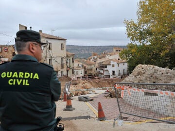 Un guardia civil vigila frente a la zona afectada por la riada en Letur