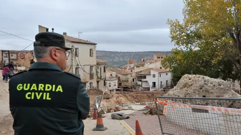 Un guardia civil vigila frente a la zona afectada por la riada en Letur Un guardia civil vigila frente a la zona afectada por la riada en Letur