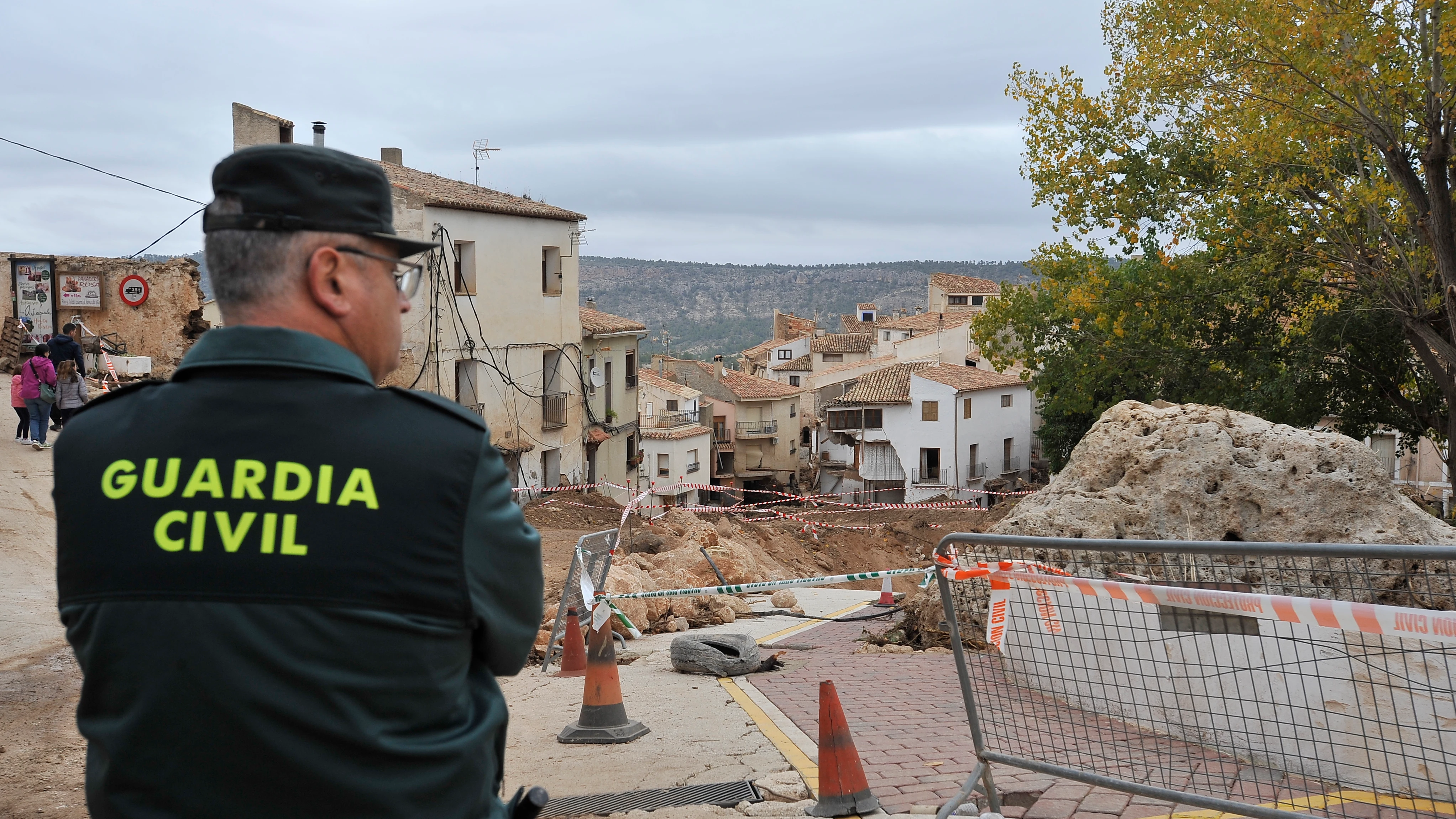 Un guardia civil vigila frente a la zona afectada por la riada en Letur