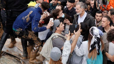Última hora de la DANA en directo: lanzan palos y barro al Rey, Sánchez y Mazón en su visita a Paiporta