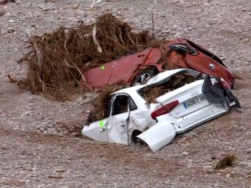 Imagen de un coche hundido tras el paso de la DANA en Valencia