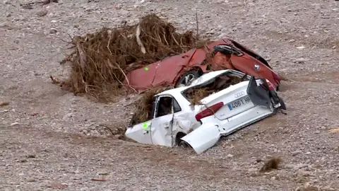 Imagen de un coche hundido tras el paso de la DANA en Valencia Imagen de un coche hundido tras el paso de la DANA en Valencia
