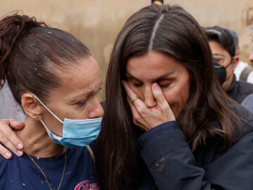 La reina Letizia emocionada durante su visita a Paiporta