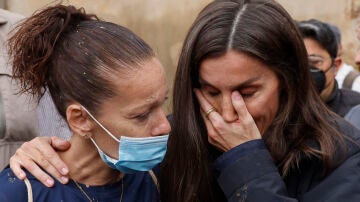 La reina Letizia emocionada durante su visita a Paiporta